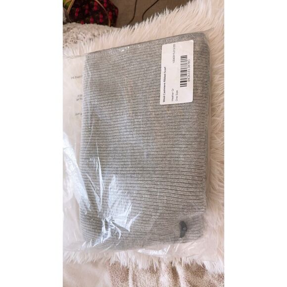 Cuyana Mens Wool Cashmere Ribbed Scarf Gray one size - Picture 3 of 6